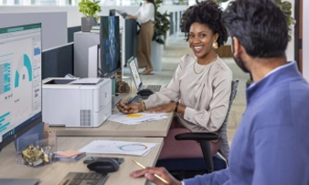 Collaborateur au bureau : fiabilité et transparence au service de la productivité